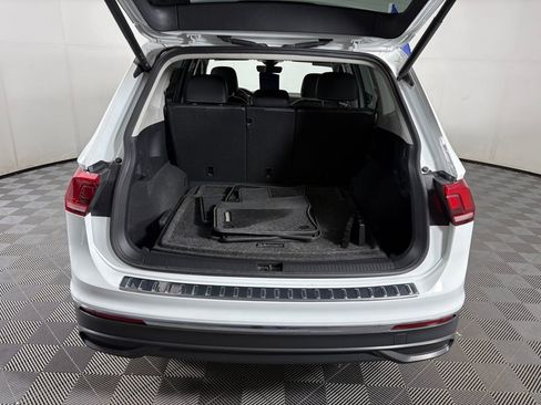 Used 2022 Volkswagen Tiguan SE w/ Panoramic Sunroof Package image 32