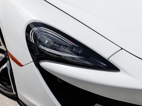 Used 2019 McLaren 570S Spider image 3