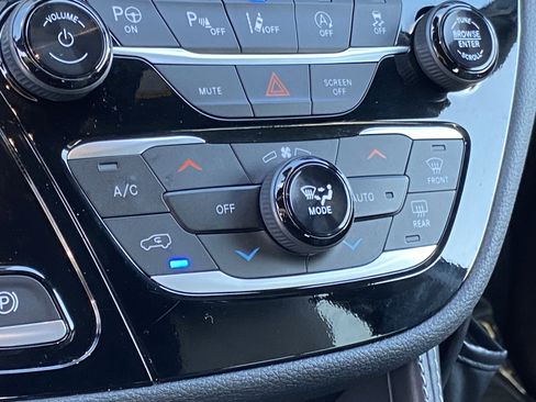 Used 2024 Chrysler Pacifica Limited w/ Uconnect Theater Family Group image 23