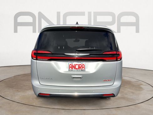 Used 2023 Chrysler Pacifica Touring-L image 13