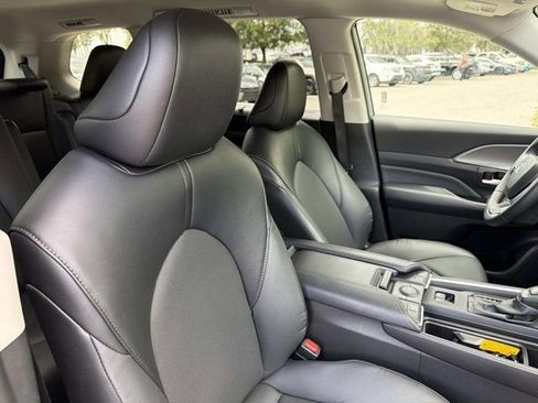 Certified 2025 Toyota Grand Highlander FWD image 17