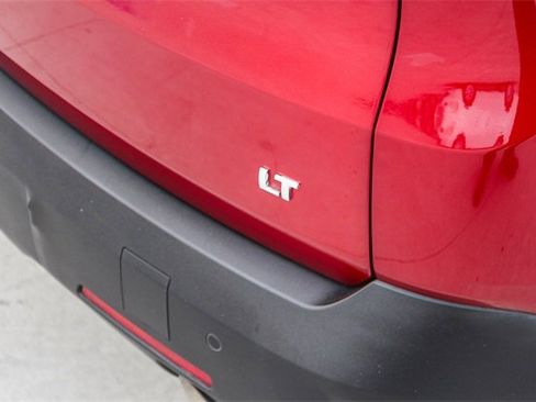 Used 2023 Chevrolet Traverse LT image 12