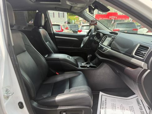 Used 2019 Toyota Highlander XLE AWD/4WD image 37