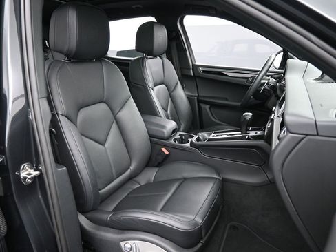 Certified 2025 Porsche Macan image 30