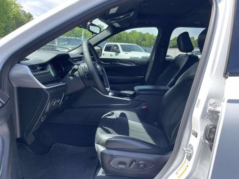 Used 2023 Jeep Grand Cherokee Altitude AWD/4WD image 25