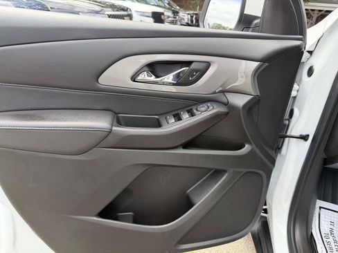 Used 2023 Chevrolet Traverse LT FWD image 16