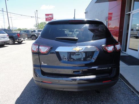 Used 2015 Chevrolet Traverse LT w/ Style and Technology Package FWD image 4