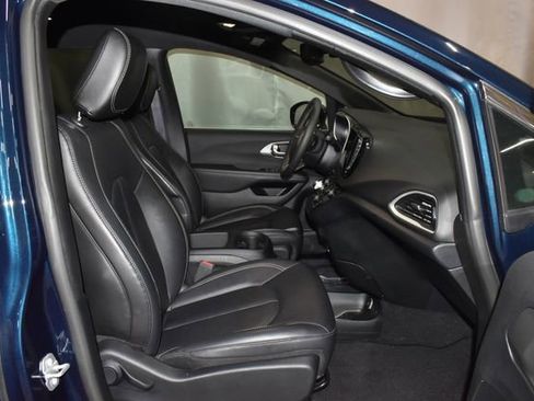 Certified 2025 Chrysler Pacifica Select image 30