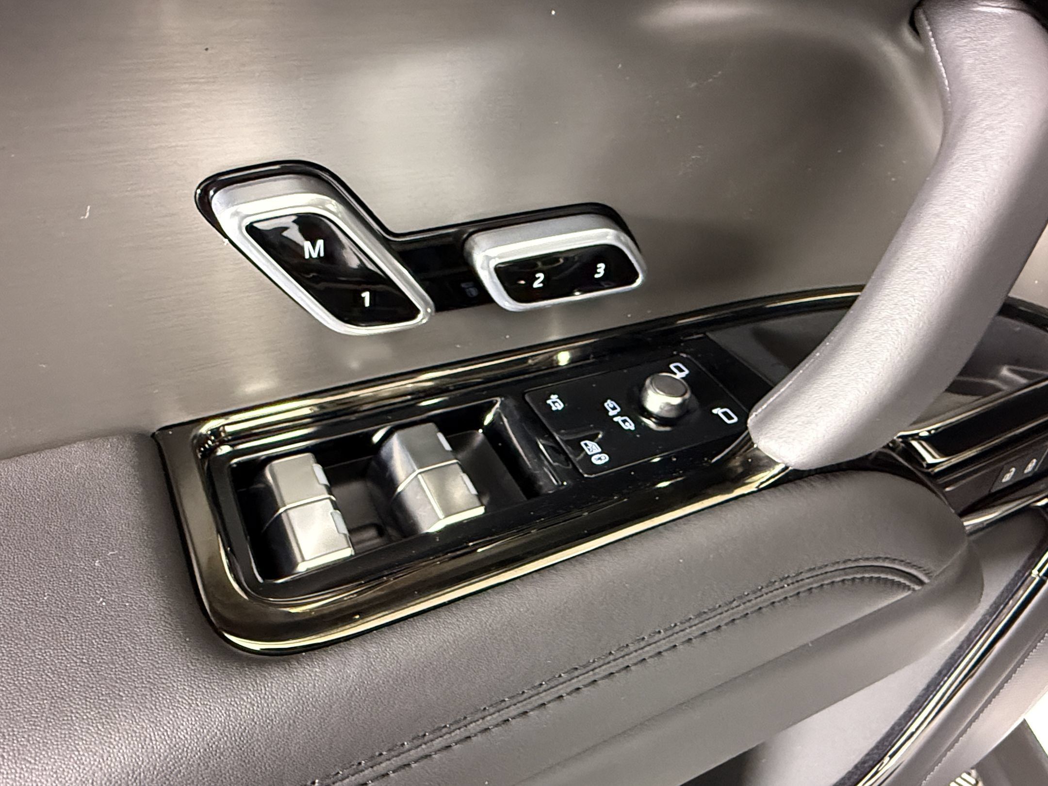 New 2027 Land Rover Range Rover Sport SE AWD/4WD image 15