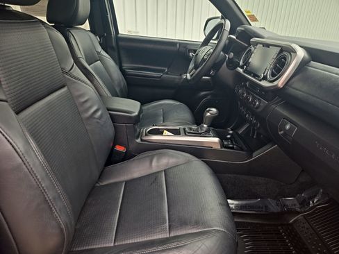 Used 2021 Toyota Tacoma Limited w/ Nightshade Package AWD/4WD image 11