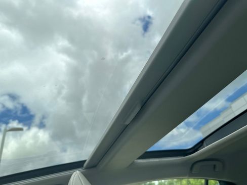 Used 2023 Toyota Prius XLE FWD image 7