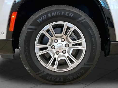 Used 2023 Jeep Wagoneer 2WD image 10
