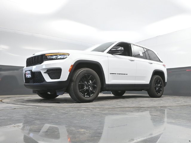 Used 2025 Jeep Grand Cherokee Altitude AWD/4WD image 49