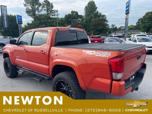 Used 2017 Toyota Tacoma TRD Sport AWD/4WD image 12