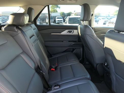 Used 2025 Ford Explorer Active w/ Active Comfort Package image 23