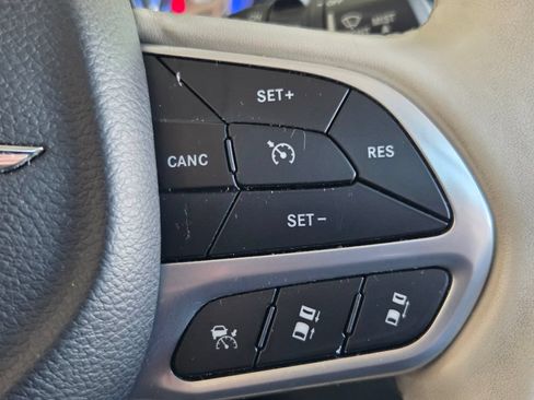 Used 2021 Chrysler Pacifica Limited AWD/4WD image 10