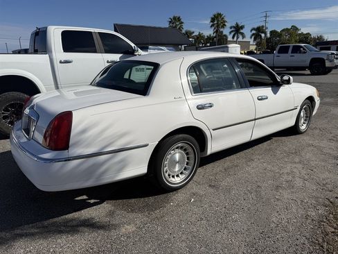 Used 1999 Lincoln Town Car Executive image 3
