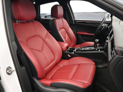 Used 2025 Porsche Macan AWD/4WD image 23
