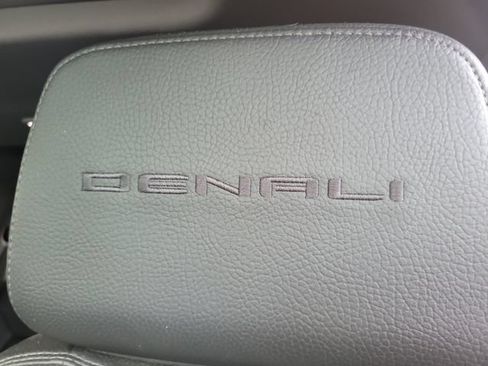 Used 2023 GMC Sierra 2500 Denali w/ Denali Black Diamond Edition AWD/4WD image 13