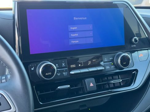 Used 2023 Toyota Highlander XLE image 25