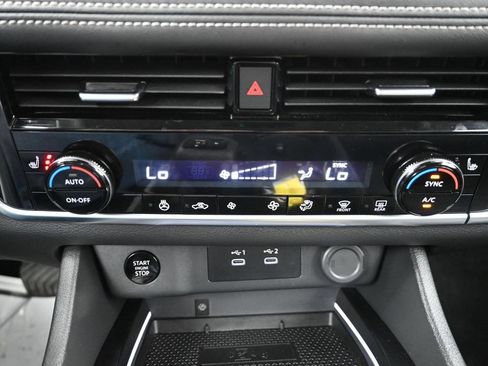 Used 2025 Nissan Rogue SL FWD image 21