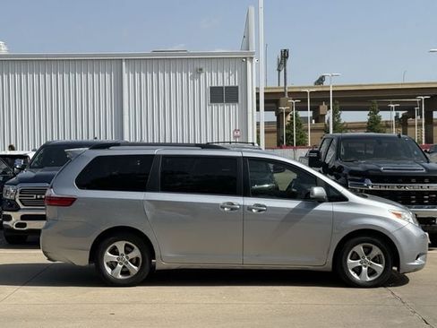 Used 2017 Toyota Sienna LE FWD image 3