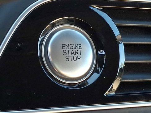 Used 2023 Genesis G70 2.0T image 22