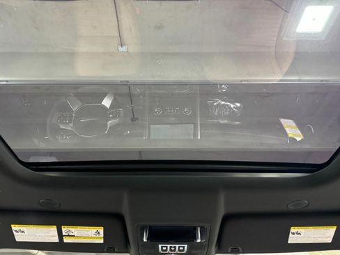 Used 2026 Land Rover Discovery Limited Edition image 12