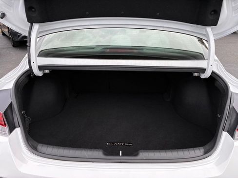 Used 2025 Hyundai Elantra Limited FWD image 12
