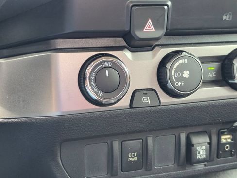 Used 2019 Toyota Tacoma SR5 AWD/4WD image 23