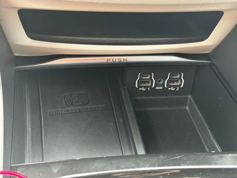 Certified 2023 Chrysler Pacifica Limited FWD image 40