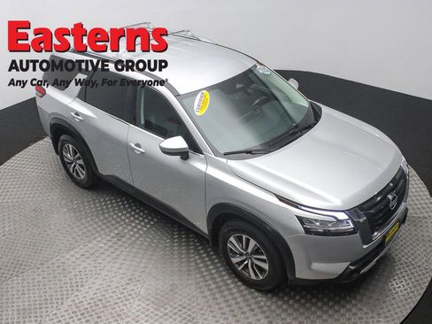 Used 2023 Nissan Pathfinder SL image 3