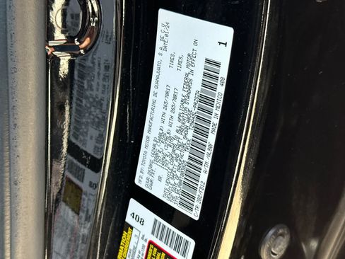 Used 2024 Toyota Tacoma TRD Off-Road AWD/4WD image 31