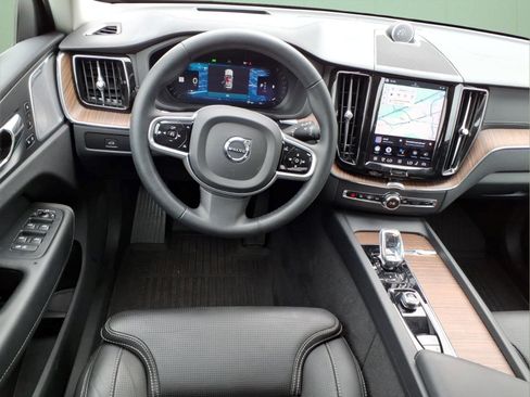 Used 2023 Volvo XC60 B5 Ultimate image 12