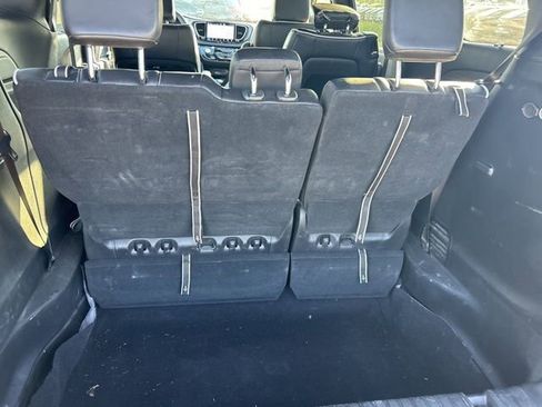 Used 2025 Chrysler Pacifica Limited image 12