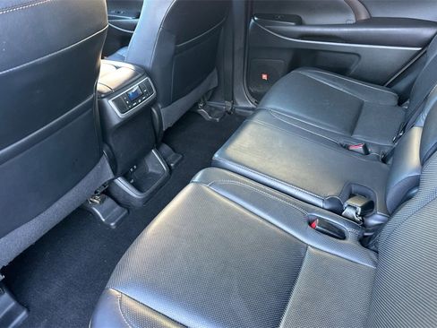 Used 2017 Toyota Highlander Limited image 12