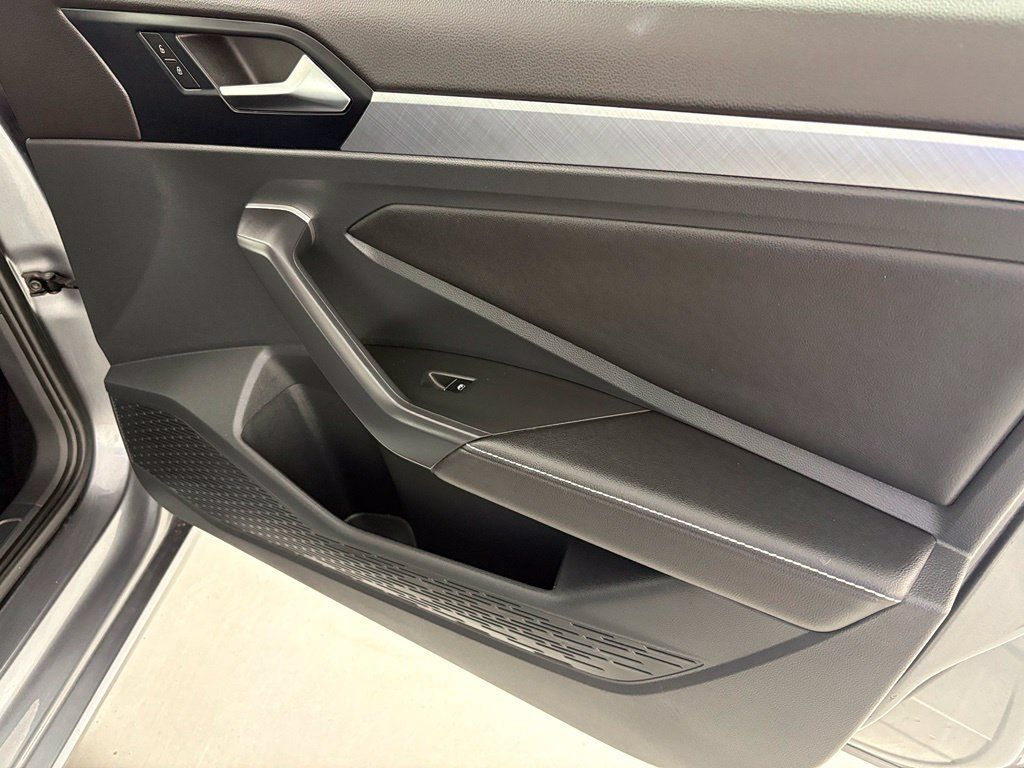 Used 2024 Volkswagen Jetta SE FWD image 37