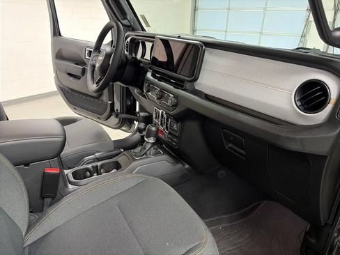 Used 2025 Jeep Gladiator Sport AWD/4WD image 12