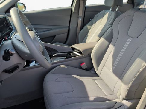 Used 2023 Hyundai Elantra SE w/ Preferred Accessory Package image 9
