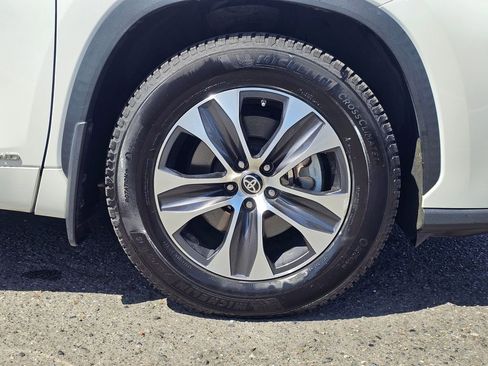 Used 2020 Toyota Highlander XLE AWD/4WD image 9