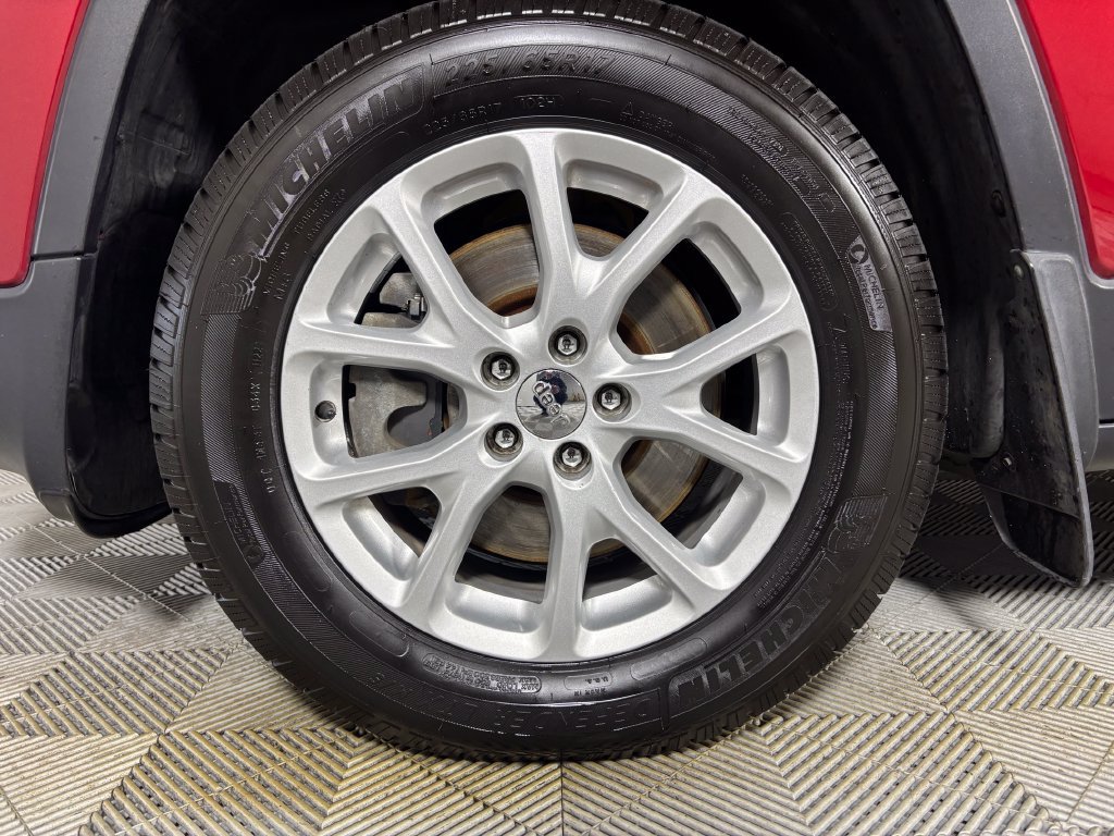 Used 2015 Jeep Cherokee Latitude w/ Comfort/Convenience Group AWD/4WD image 32