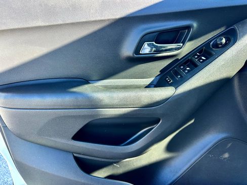 Used 2020 Chevrolet Trax LT w/ Redline Edition image 8