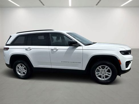 Used 2024 Jeep Grand Cherokee Laredo AWD/4WD image 6
