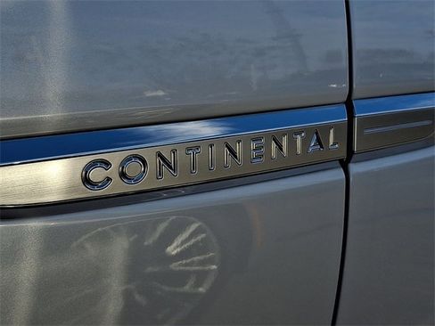 Used 2017 Lincoln Continental Select w/ Climate Package image 9