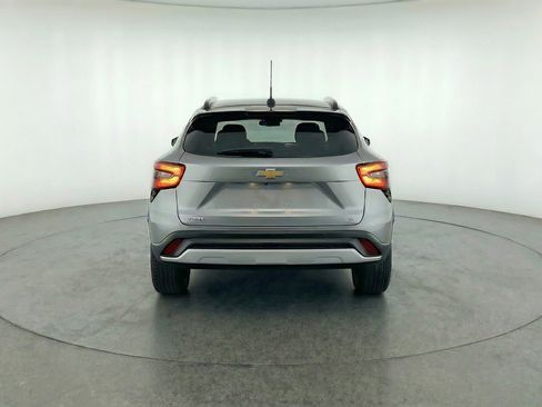 Used 2025 Chevrolet Trax LT w/ LT Convenience Package FWD image 7