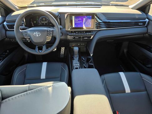 Used 2025 Toyota Camry SE image 18