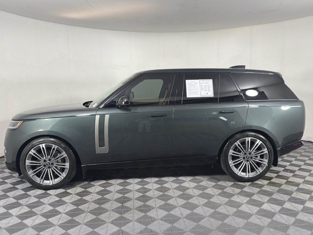 Used 2025 Land Rover Range Rover SE AWD/4WD image 2