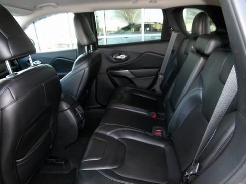 Used 2019 Jeep Cherokee Latitude Plus w/ Comfort/Convenience Group image 18