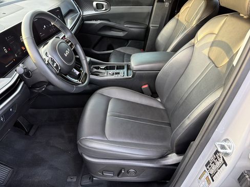 Used 2025 Kia Sorento S image 8