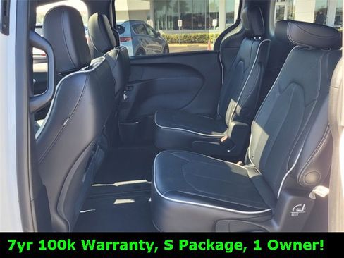Used 2024 Chrysler Pacifica Limited w/ S Appearance Package image 11